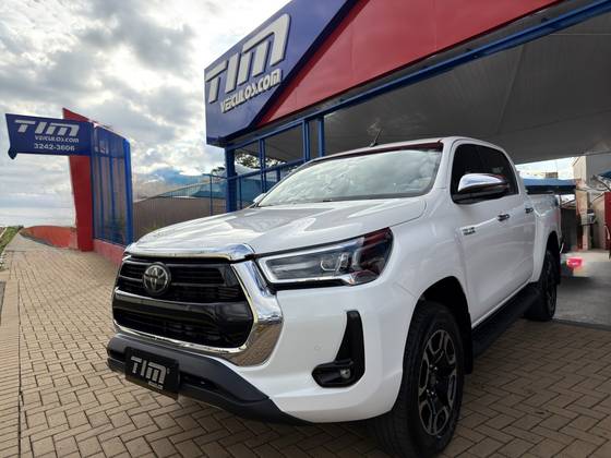 TOYOTA HILUX 2.8 D-4D TURBO DIESEL CD SRX 4X4 AUTOMÁTICO TOYOTA HILUX 2.8 D-4D TURBO DIESEL CD SRX 4X4 AUTOMÁTICO